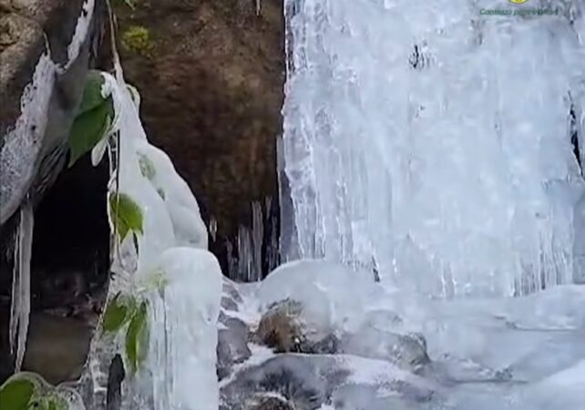 Cascada de pe râul Bărzăuța, un colț de rai în inima iernii din Bacău Cascada de pe râul Bărzăuța, surprinsă în fotografii spectaculoase , ce captează esența naturii sălbatice într-o perioadă magică a anului.