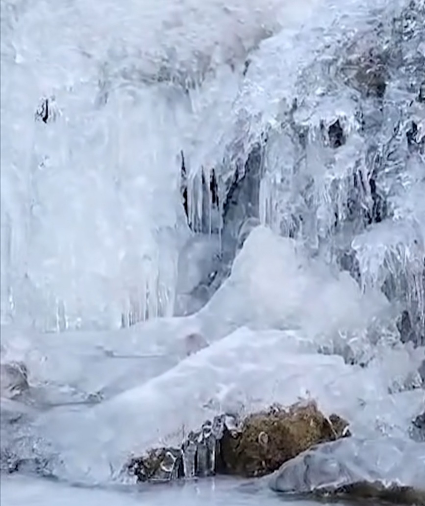 Cascada de pe râul Bărzăuța, surprinsă în fotografii spectaculoase , ce captează esența naturii sălbatice într-o perioadă magică a anului.