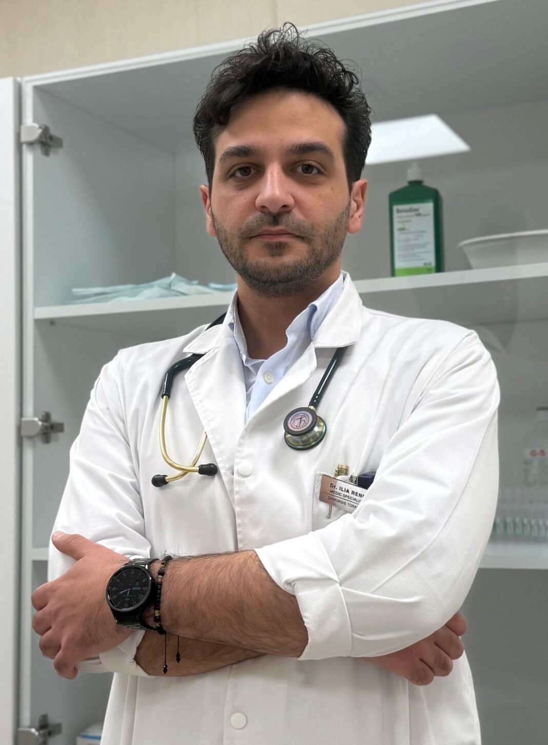 Spitalul Județean de Urgență Târgoviște a marcat un moment istoric în domeniul chirurgiei toracice prin realizarea unei intervenții chirurgicale deosebit de complexe și inovatoare, ce a avut ca rezultat o recuperare rapidă și eficientă pentru pacientă. Echipa de medici, coordonată de renumitul chirurg Dr. Rene Ilia, a realizat, în premieră, o osteosinteză costală utilizând plăcuțe din titan, în urma unui accident rutier grav care a provocat leziuni severe la nivelul toracelui unei tinere de 29 de ani. Accidentul rutier suferit de pacienta în cauză a condus la fracturarea mai multor coaste, o leziune extrem de gravă ce pune în pericol integritatea organelor interne și poate cauza dureri intense pe termen lung. În fața acestui diagnostic complex, medicii de la Spitalul Județean Târgoviște au recurs la o soluție chirurgicală de ultimă oră: fixarea coastelor fracturate cu plăcuțe speciale din titan, care asigură o stabilizare optimă a toracelui și permite o recuperare mult mai rapidă față de metodele tradiționale. Intervenția, realizată cu succes de o echipă multidisciplinară de specialiști, a utilizat tehnologie de vârf, ceea ce a permis o precizie desăvârșită și o recuperare mai rapidă pentru pacientă. Plăcuțele de titan, extrem de rezistente și biocompatibile, oferă un suport eficient pentru coastele fracturate, reducând semnificativ durerea postoperatorie și riscurile de complicații. Acest tip de tratament revoluționar a fost implementat cu scopul de a accelera procesul de vindecare și de a oferi pacienților o calitate mai bună a vieții după intervenție. Pacienta a fost externată în stare stabilă, iar evoluția sa postoperatorie este favorabilă, ceea ce confirmă eficiența acestei metode inovative. Tânăra s-a prezentat deja la primul control de după externare, iar medicii monitorizează evoluția sa cu atenție. 