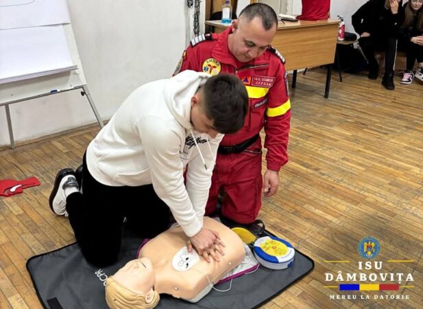 Instructori ISU Dâmbovița au învățat elevii cum să salveze vieți! Istructorii din cadrul Centrului de Formare și Pregătire în Descarcerare și Asistență Medicală de Urgență al ISU Dâmbovița au susținut o sesiune de informare și demonstrație practică la Colegiul Economic Ion Ghica din Târgoviște. Evenimentul a avut scopul de a învăța tinerii să reacționeze corect în situații de urgență și să aplice tehnici esențiale de prim ajutor.