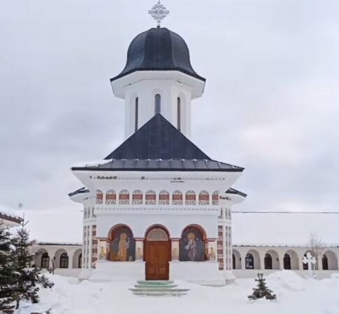 Iarna în toată splendoarea ei pe Vârful lui Roman: Mănăstirea Alina-Maria, o oază de liniște în Vâlcea Iarna în toată splendoarea ei , Vârful lui Roman din județul Vâlcea își dezvăluie frumusețea sălbatică, acoperită de un strat imaculat de zăpadă.