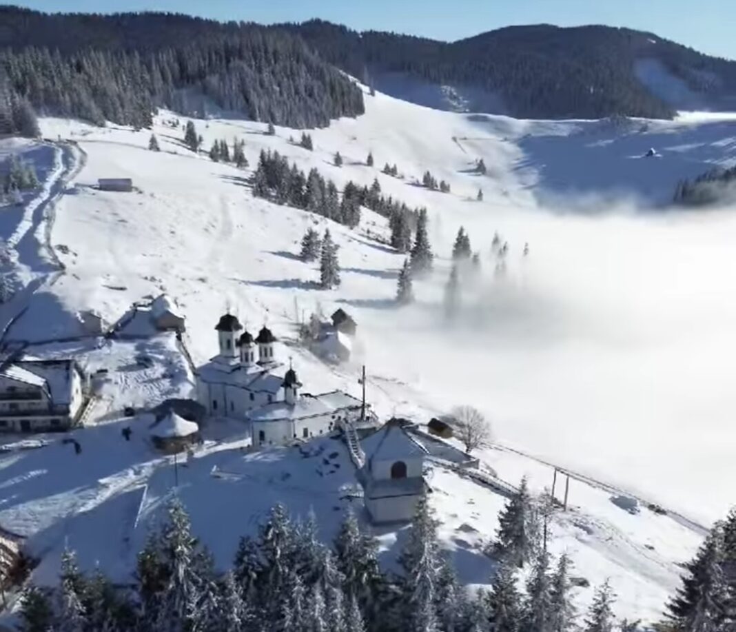 Mănăstirea Piatra Tăieturii a devenit un loc magic unde natura se întâlnește cu spiritualitatea. În fiecare zi, peisajul montan acoperit de zăpadă