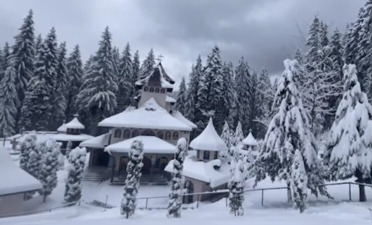 Basm de iarnă la Mănăstirea Sihăstria Rarău: Un colț de rai în munții Carpați În inima munților Carpați, Mănăstirea Sihăstria Rarău a devenit un adevărat refugiu pentru cei în căutarea liniștii și a unei experiențe de neuitat.