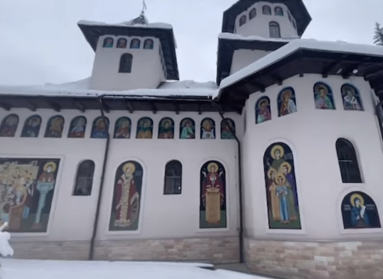 În inima munților Carpați, Mănăstirea Sihăstria Rarău a devenit un adevărat refugiu pentru cei în căutarea liniștii și a unei experiențe de neuitat.
