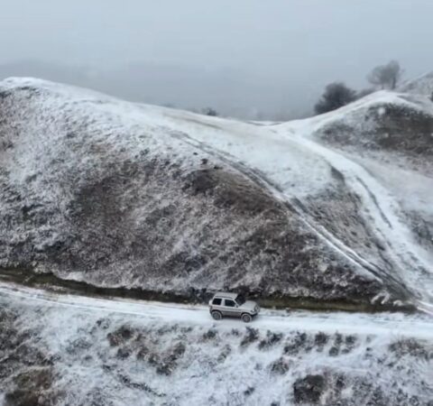 Într-un colț de lume tăcut, unde zăpada îmbracă pajiștile și aerul răcește până la inimă: Misterul care bântuie Valea Salciei și Dealul Tătarului din Buzău Într-un colț de lume tăcut, unde zăpada îmbracă pajiștile și aerul răcește până la inimă, se află un loc legendar, unde istoria se împletește cu mitul.