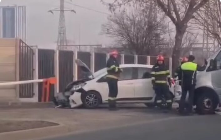 Accidente rutiere în lanț pe drumurile din Dâmbovița: Victime transportate la spital Accidente rutiere în lanț pe drumurile din Dâmbovița, in această dimineață de 11 februarie, polițiștii din cadrul Serviciului Rutier au fost solicitați să intervină în două accidente rutiere care s-au produs în județul Dâmbovița.