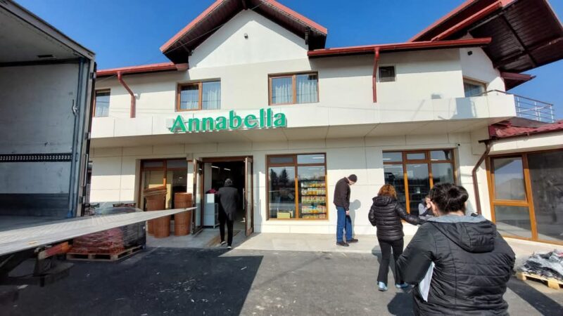 Voinești înflorește cu o nouă investiție , astăzi, 13 februarie 2025, comuna Voinești a marcat un moment important în dezvoltarea sa economică. Satul Oncești a devenit gazda unui nou supermarket, un brand 100% românesc, care promite să aducă nu doar produse de calitate, dar și oportunități de muncă și dezvoltare locală.