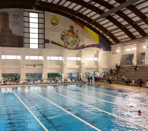 Primăria municipiului Târgoviște: Peste 1000 de copii înoată zilnic în bazinul olimpic Primăria Municipiului Târgoviște continuă să susțină sănătatea și sportul pentru cei mici, iar succesul proiectului Complexului Turistic de Natație