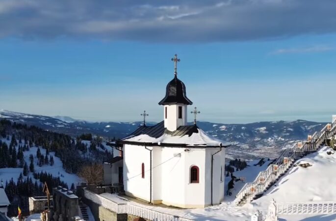 Linistea și Slava din inima Bucovinei: Basmul de iarnă de la Mănăstirea Piatra Tăieturii Liniștea și Slava într-un colț fermecat al Bucovinei, unde timpul pare să stea în loc și aerul curat este pătruns de mirosul bradului și al zăpezii