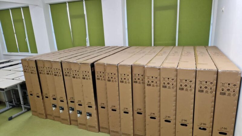 CJ Dâmbovița, sub conducerea președintelui Corneliu Ștefan, continuă procesul de modernizare a infrastructurii educaționale, dotând unitățile școlare din județ cu echipamente digitale de ultimă generație.