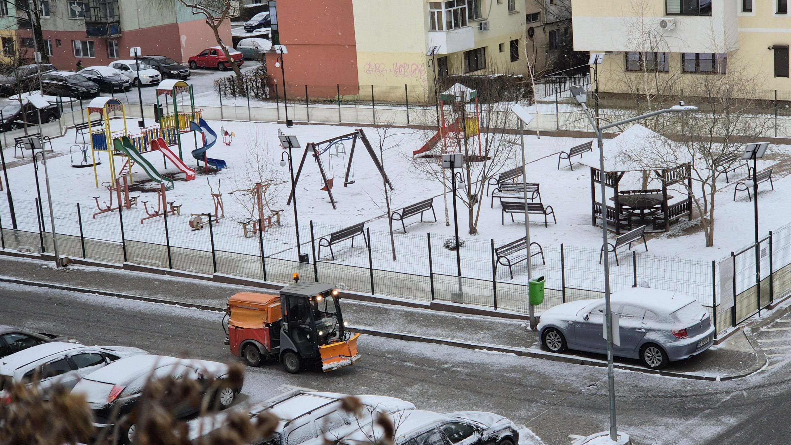 Acțiuni de deszăpezire în municipiul Târgoviște .În fața temperaturilor scăzute și a fenomenului de polei care a pus stăpânire pe oraș, Primăria Municipiului a activat un plan rapid de intervenție pentru a asigura siguranța locuitorilor.