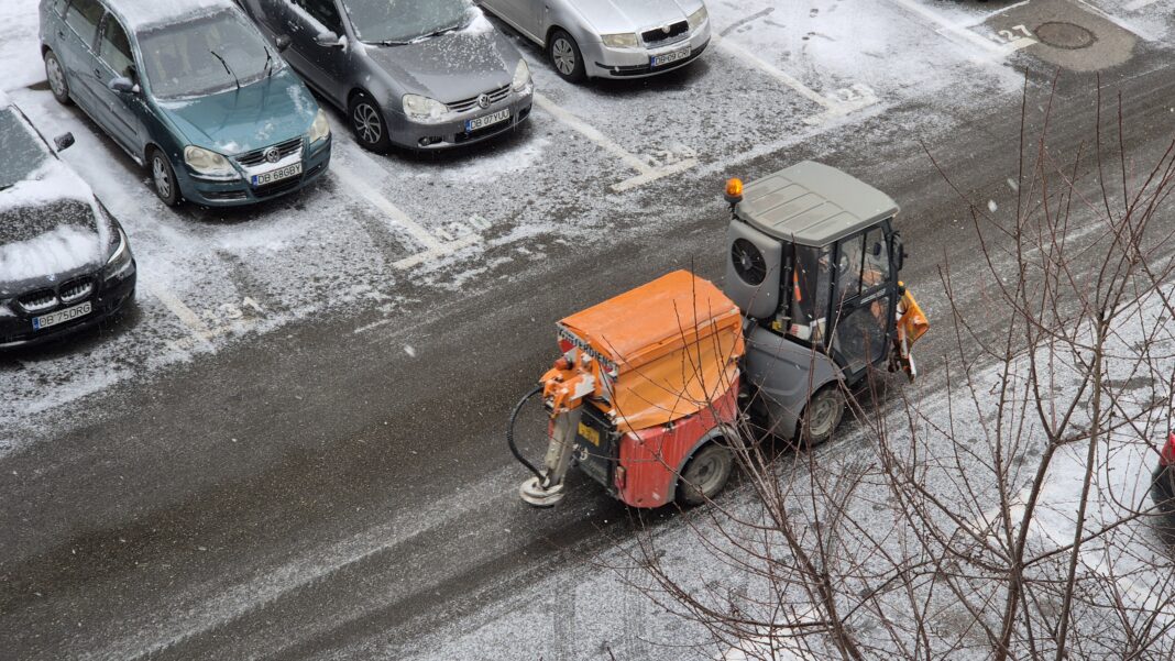 Acțiuni de deszăpezire în municipiul Târgoviște .În fața temperaturilor scăzute și a fenomenului de polei care a pus stăpânire pe oraș, Primăria Municipiului a activat un plan rapid de intervenție pentru a asigura siguranța locuitorilor.