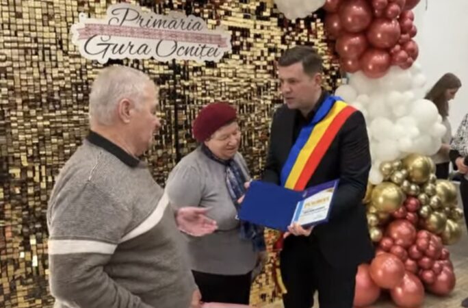 Primăria Gura Ocniței a celebrat  cuplurile de aur de Dragobete. Primarul interimar al comunei Gura Ocnitei, Liviu Vasilescu, a organizat un eveniment special pentru a onora cuplurile care au sărbătorit peste 50 de ani de căsătorie.
