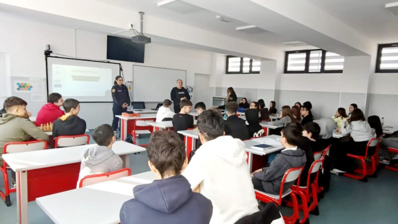 Jandarmii promovează siguranța și spiritul civic în rândul elevilor dâmbovițeni Jandarmii promovează siguranța și spiritul civic în rândul elevilor dâmbovițeni.