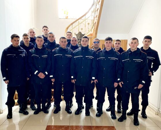 Viitorii jandarmi în acțiune: 16 elevi din Drăgășani, în stagiu de practică la Jandarmeria Dâmbovița Viitorii jandarmi în acțiune, un grup de 16 elevi ai Școlii Militare de Subofițeri de Jandarmi „Grigore Alexandru Ghica” din Drăgășani se află într-un stagiu de practică de aproape două săptămâni la Inspectoratul de Jandarmi Județean Dâmbovița