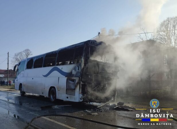 Autobuz cuprins de flăcări în Titu: Intervenție rapidă a pompierilor, fără victime Autobuz cuprins de flăcări în Titu, în această după-amiază, în jurul orei 14:52, pompierii din Detașamentul Titu au fost solicitați să intervină în urma unui incendiu izbucnit la un autobuz pe DN 7