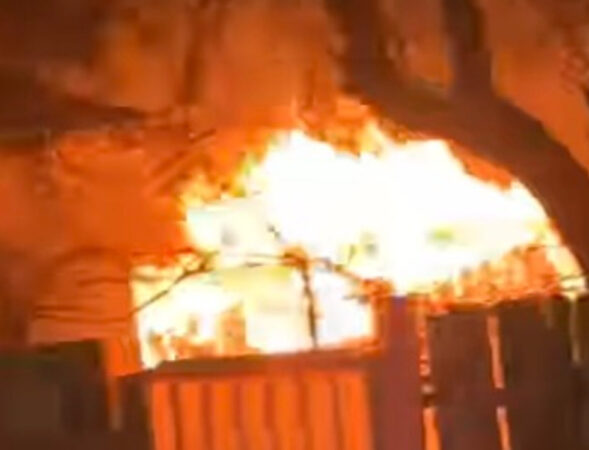 Incendiu puternic la Ciocănești: Două case au fost cuprinse de flăcări Incendiu puternic la Ciocănești: Două case au fost cuprinse de flăcări.