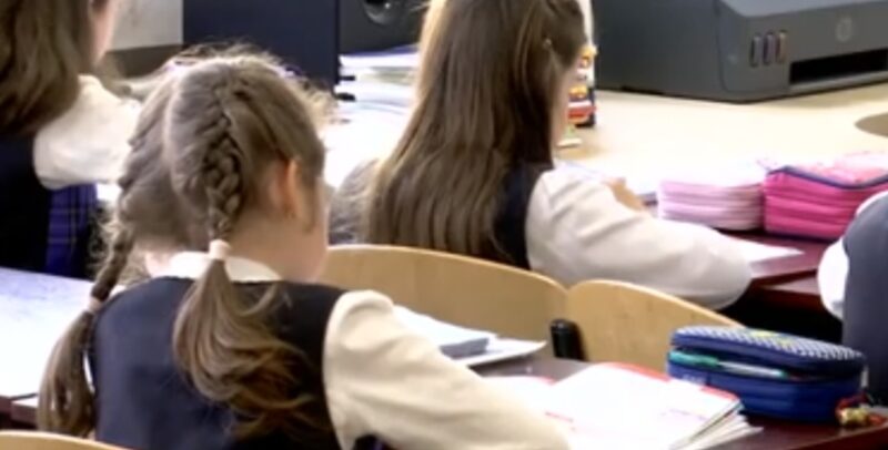 Mâine, elevii din Dâmbovița revin la școală după vacanța de schi După o vacanță de schi de o săptămână, elevii din județul Dâmbovița se pregătesc să revină la cursuri luni, 24 februarie 2025. Aceasta marchează începutul modulului 4 al anului școlar, o perioadă de învățare importantă.
