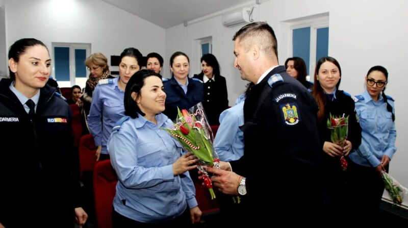 Primăvara a sosit mai devreme la Jandarmeria Dâmbovița.Conducerea Inspectoratului a "furat startul" primăverii și a surprins doamnele și domnișoarele din instituție cu un gest emoționant
