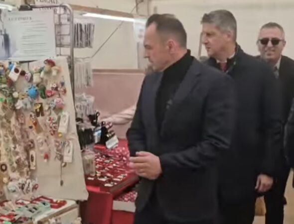 Primarul Daniel Cristian Stan a subliniat importanța acestui târg ca o oportunitate de a sprijini meșteșugarii locali și de a păstra tradițiile vii.