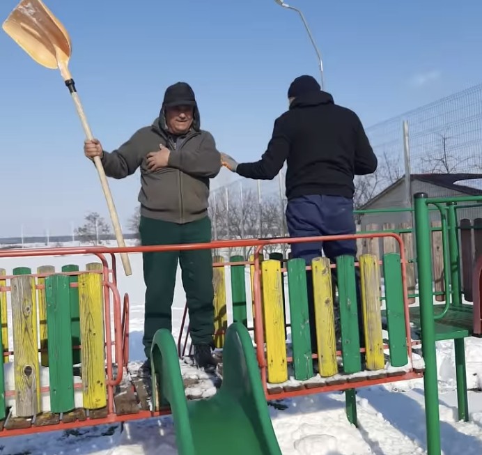 Parcurile din Răcari au fost curățate cu grijă de zăpadă, iar primarul Marius Caravețeanu a anunțat