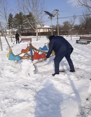 Parcurile din Răcari au fost curățate de zăpadă, pentru siguranța copiilor Parcurile din Răcari au fost curățate cu grijă de zăpadă, iar primarul Marius Caravețeanu a anunțat