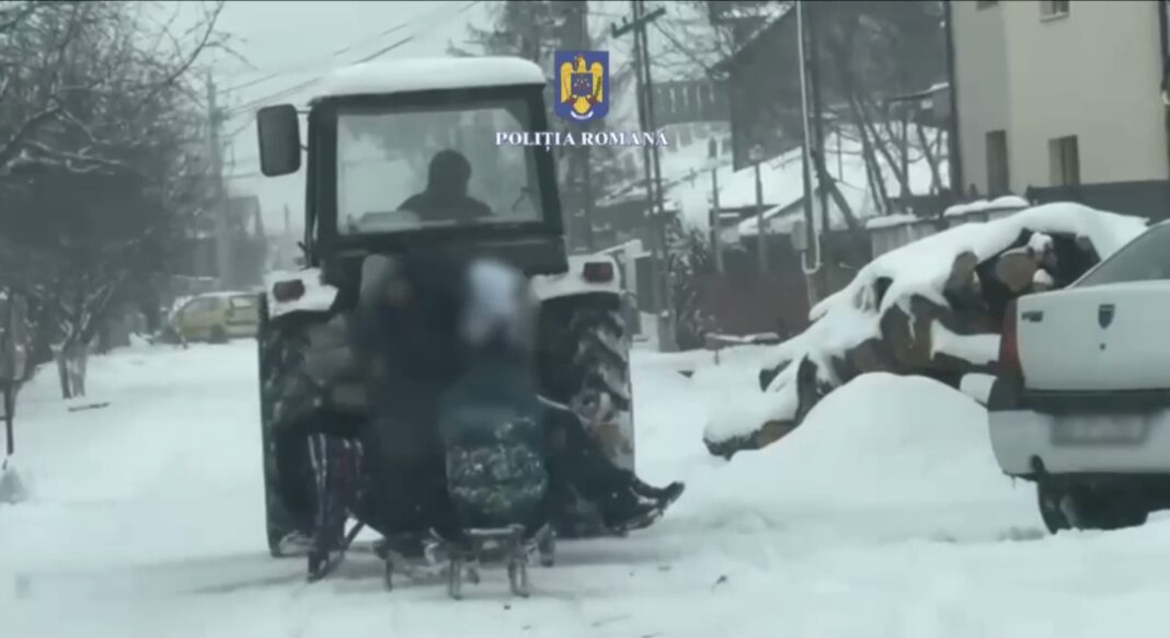 La un pas de tragedie! Astăzi, 17 februarie, polițiștii din cadrul Serviciului Rutier au surprins un bărbat de 50 de ani din comuna Băleni, care circula cu tractorul pe drumurile publice, tractând mai mulți copii cu sănii.