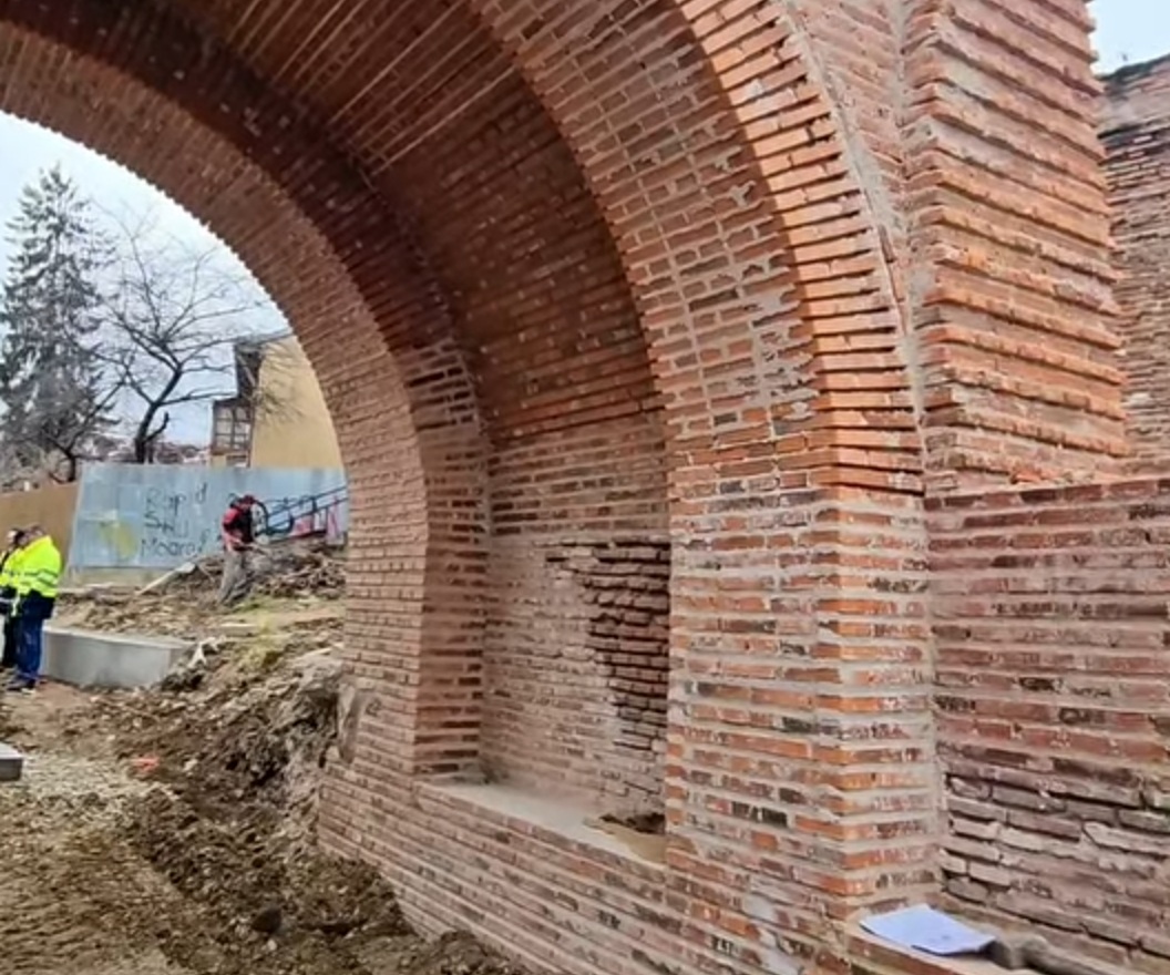 Se lucrează la restaurarea Porții Dealu-Vânătorilor. Primarul municipiului Târgoviște, Daniel Cristian Stan, a anunțat că în această primăvară
