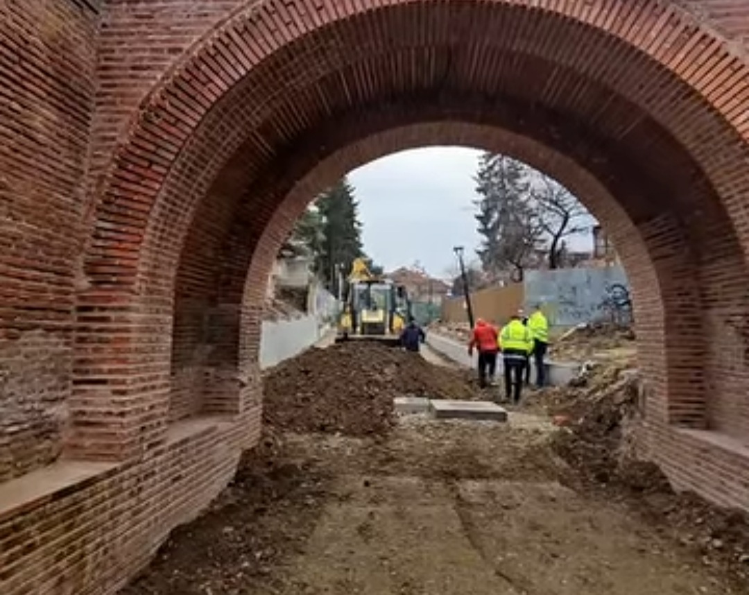 Se lucrează la restaurarea Porții Dealu-Vânătorilor. Primarul municipiului Târgoviște, Daniel Cristian Stan, a anunțat că în această primăvară