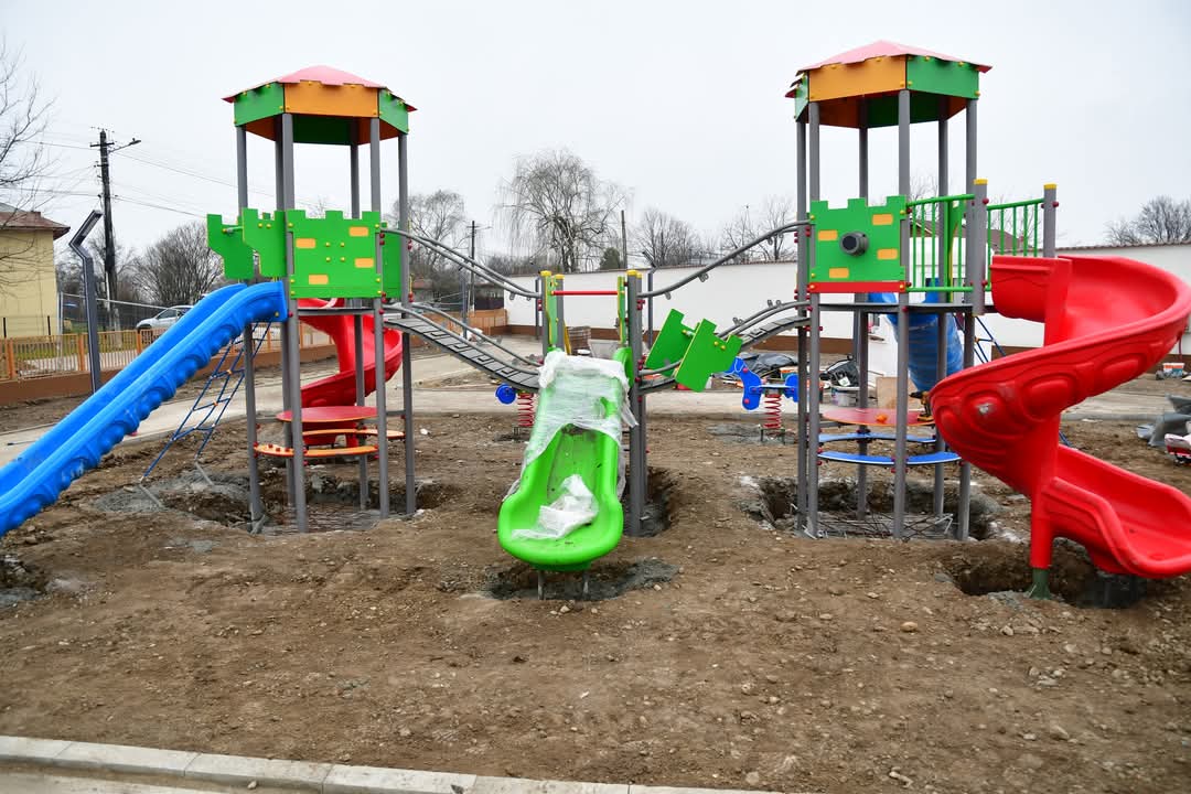 Lucrări în plină desfășurare, primarul Marius Caravețeanu a anunțat cu entuziasm că lucrările de amenajare a parcului din cartierul Săbiești sunt în plină desfășurare
