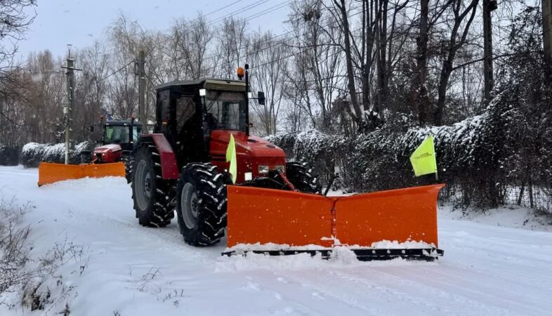 Răcari: Acțiuni intense de deszăpezire pe toate străzile Autoritățile din orașul Răcari au mobilizat utilajele de deszăpezire în toate zonele pentru a asigura circulația în condiții de siguranță.