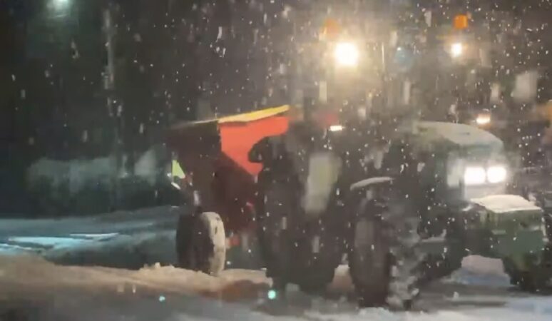 Intervenție rapidă în Răcari, în fața ninsorii persistente.Noaptea trecută, ninsorile abundente nu au încetat să acopere orașul. Cu toate acestea, autoritățile locale nu au stat pe loc, iar primarul orașului Răcari, Marius Caravețeanu, a demonstrat încă o dată implicarea sa activă în gestionarea situațiilor de urgență.