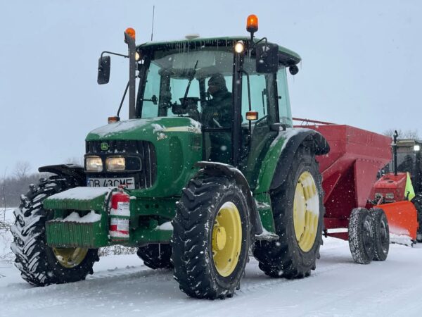 Autoritățile din orașul Răcari au mobilizat utilajele de deszăpezire în toate zonele pentru a asigura circulația în condiții de siguranță.