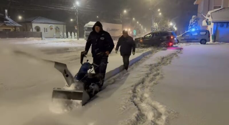Intervenție rapidă în Răcari, în fața ninsorii persistente.Noaptea trecută, ninsorile abundente nu au încetat să acopere orașul. Cu toate acestea, autoritățile locale nu au stat pe loc, iar primarul orașului Răcari, Marius Caravețeanu, a demonstrat încă o dată implicarea sa activă în gestionarea situațiilor de urgență.