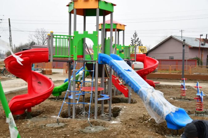 Lucrări în plină desfășurare la parcul din cartierul Săbiești din Răcari! Lucrări în plină desfășurare, primarul Marius Caravețeanu a anunțat cu entuziasm că lucrările de amenajare a parcului din cartierul Săbiești sunt în plină desfășurare