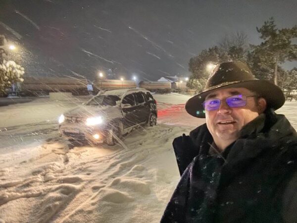 Intervenție rapidă în Răcari, în fața ninsorii persistente.Noaptea trecută, ninsorile abundente nu au încetat să acopere orașul. Cu toate acestea, autoritățile locale nu au stat pe loc, iar primarul orașului Răcari, Marius Caravețeanu, a demonstrat încă o dată implicarea sa activă în gestionarea situațiilor de urgență.