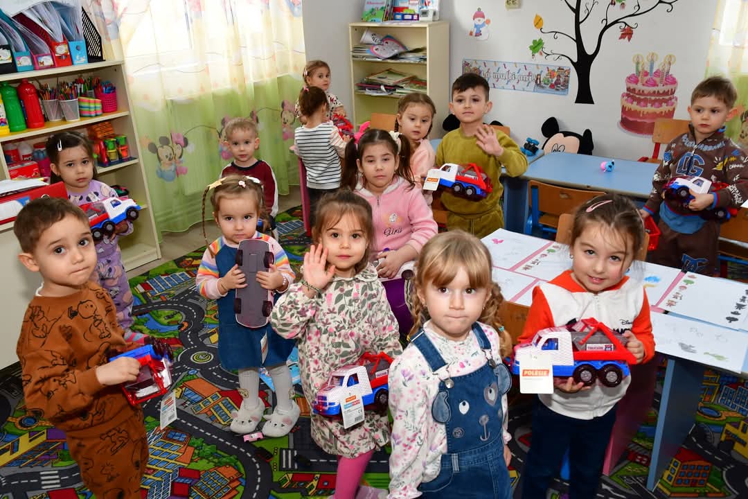 Bucurie și entuziasm în Grădinițele din Răcari: Jucării noi pentru preșcolari. Într-o atmosferă plină de veselie și entuziasm, copiii din grădinițele din Răcari