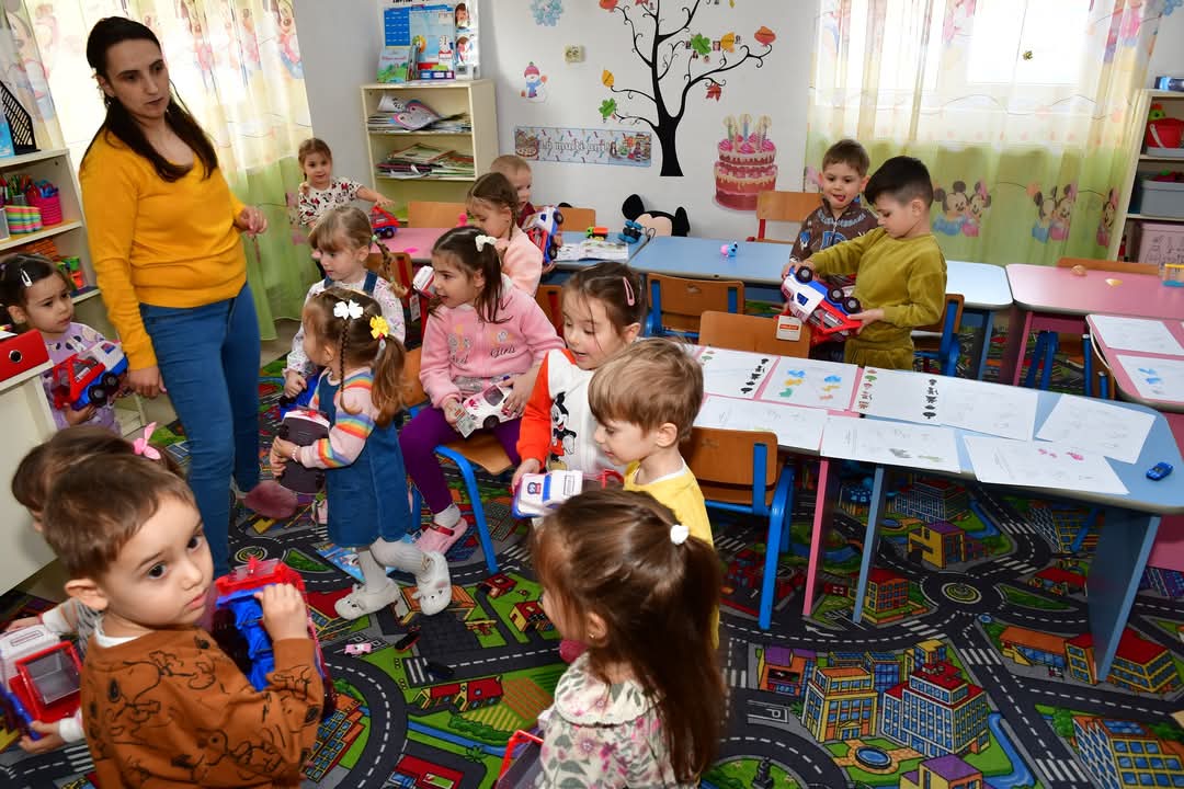 Bucurie și entuziasm în Grădinițele din Răcari: Jucării noi pentru preșcolari. Într-o atmosferă plină de veselie și entuziasm, copiii din grădinițele din Răcari