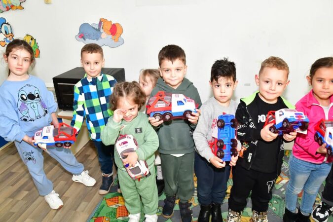 Bucurie și entuziasm în Grădinițele din Răcari: Jucării noi pentru preșcolari. Într-o atmosferă plină de veselie și entuziasm, copiii din grădinițele din Răcari