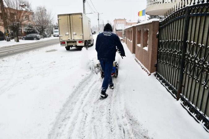 Autoritățile din orașul Răcari au mobilizat utilajele de deszăpezire în toate zonele pentru a asigura circulația în condiții de siguranță.