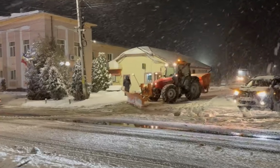 Intervenție rapidă în Răcari, în fața ninsorii persistente.Noaptea trecută, ninsorile abundente nu au încetat să acopere orașul. Cu toate acestea, autoritățile locale nu au stat pe loc, iar primarul orașului Răcari, Marius Caravețeanu, a demonstrat încă o dată implicarea sa activă în gestionarea situațiilor de urgență.