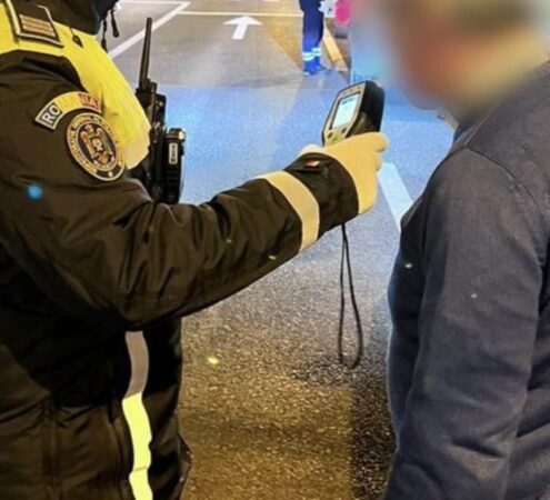Șoferi băuți, depistați pe drumurile din județul Dâmbovița Șoferi băuți depistați, pe drumurile din județul Dâmbovița. În noaptea de 23 februarie, în jurul orei 01:58, pe DN72 A, în localitatea Malu cu Flori, polițiștii au oprit un autoturism condus de un bărbat de 42