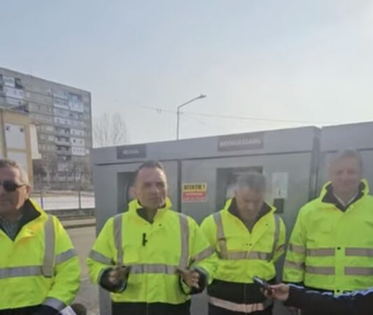 Târgoviște devine mai verde: Primele 100 de insule ecologice digitalizate finalizate Târgoviște devine mai verde, un nou pas important pentru un oraș mai curat și mai verde a fost făcut astăzi la Târgoviște! Primăria anunță finalizarea amenajării primelor 100 de insule ecologice digitalizate în municipiu.