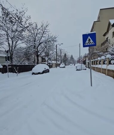 Bucureștiul s-a trezit, marți dimineață, sub un strat consistent de zăpadă, în urma ninsorilor abundente care au căzut în ultimele 48 de ore.