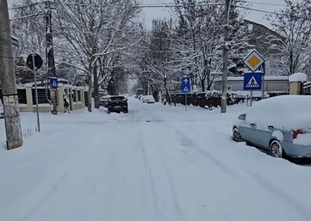 Bucureștiul s-a trezit, marți dimineață, sub un strat consistent de zăpadă, în urma ninsorilor abundente care au căzut în ultimele 48 de ore.