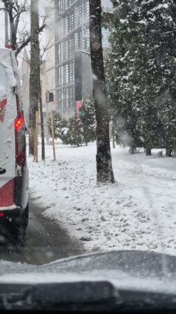 București sub asediul ninsorii și viscolului, recomandări pentru șoferi și pietoni, se circulă greu Bucureștiul se află sub cod galben de ninsori, iar prognoza meteo anunță precipitații moderate