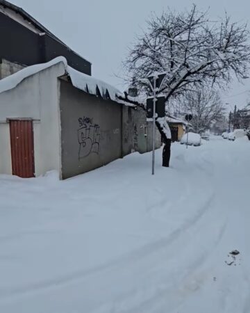 Bucureștiul s-a trezit, marți dimineață, sub un strat consistent de zăpadă, în urma ninsorilor abundente care au căzut în ultimele 48 de ore.