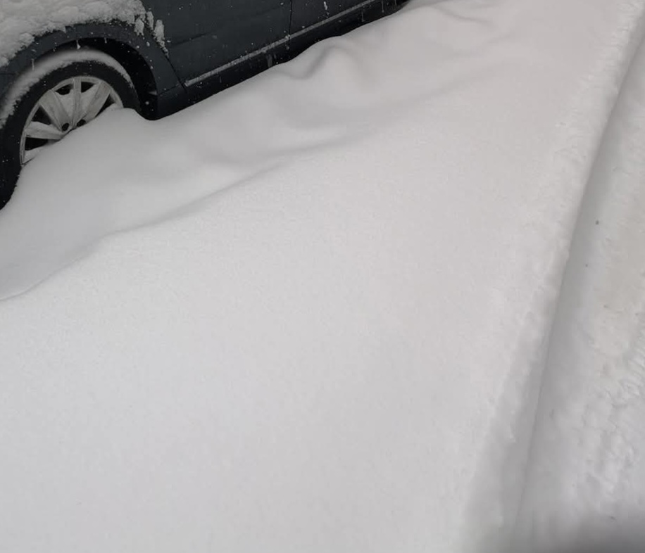Strat de zăpadă de 30 cm la Târgoviște: Ninsorile s-au oprit dar urmează ger, temperaturi de -15 grade Celsius.După 50 de ore de ninsori neîntrerupte , Târgoviște s-a trezit cu un strat gros de zăpadă.