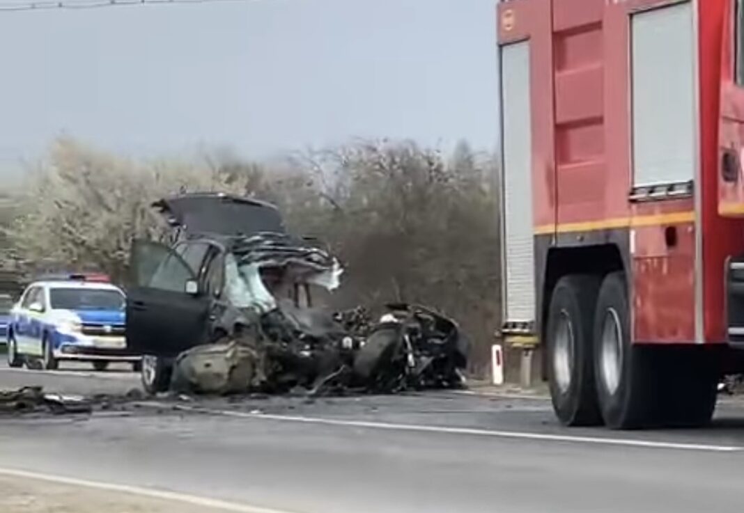Accident mortal,  astăzi, 26 martie 2025, în jurul orei 09:13, echipele de intervenție au fost solicitate pentru a gestiona un grav accident rutier produs pe DN 7, în localitatea Titu, în care au fost implicate un autoturism și un camion.