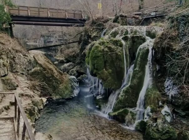 Cascada Bigăr, un spectacol al naturii în Parcul Național Cheile Nerei – Beușnița, un loc deosebit din județul Caraș-Severin